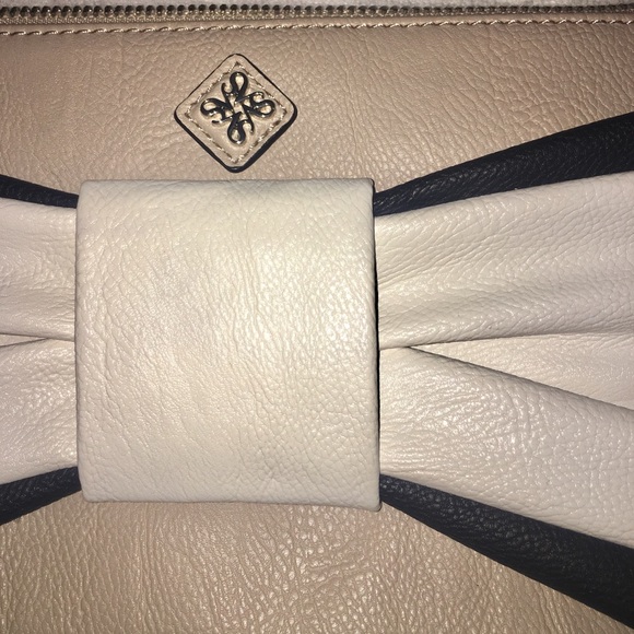 Simply Vera Wang Leather Evening Bag. - Picture 2 of 4